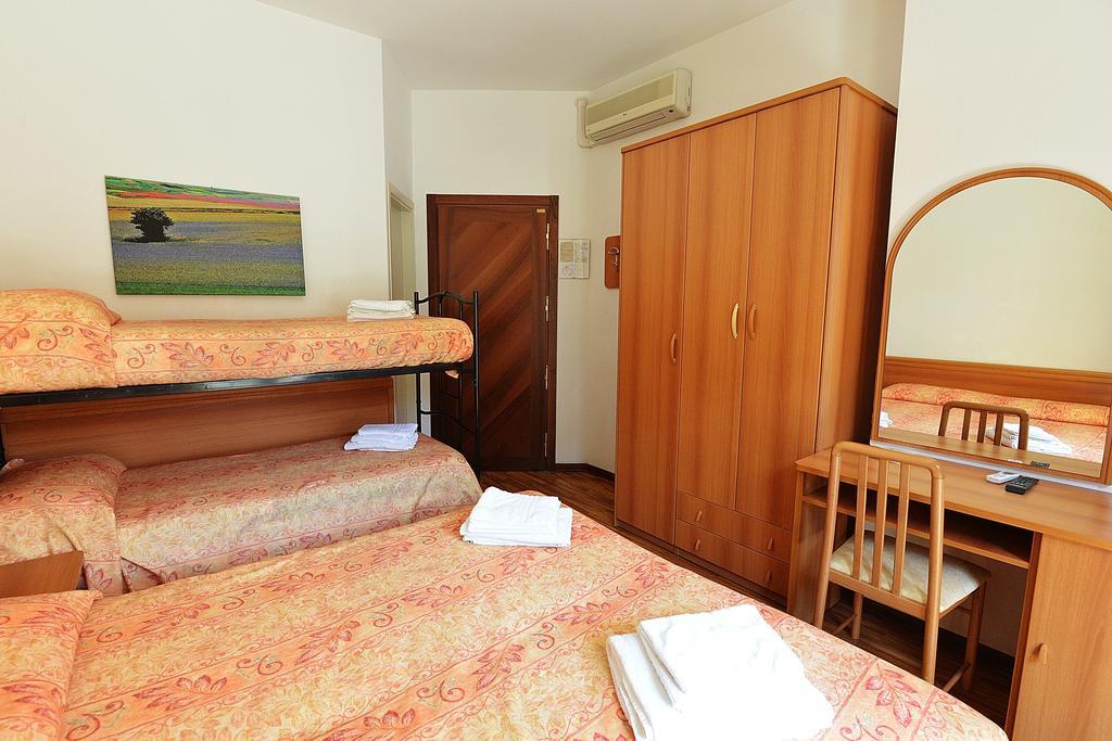 Hotel Bamar Pinarella Luaran gambar