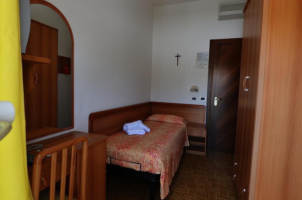 Hotel Bamar Pinarella Luaran gambar